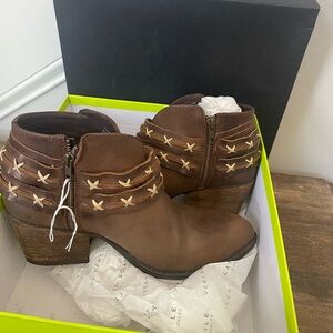 Very Volatile Los Angeles Boots
“Reins”
Color: brown
Size: 10